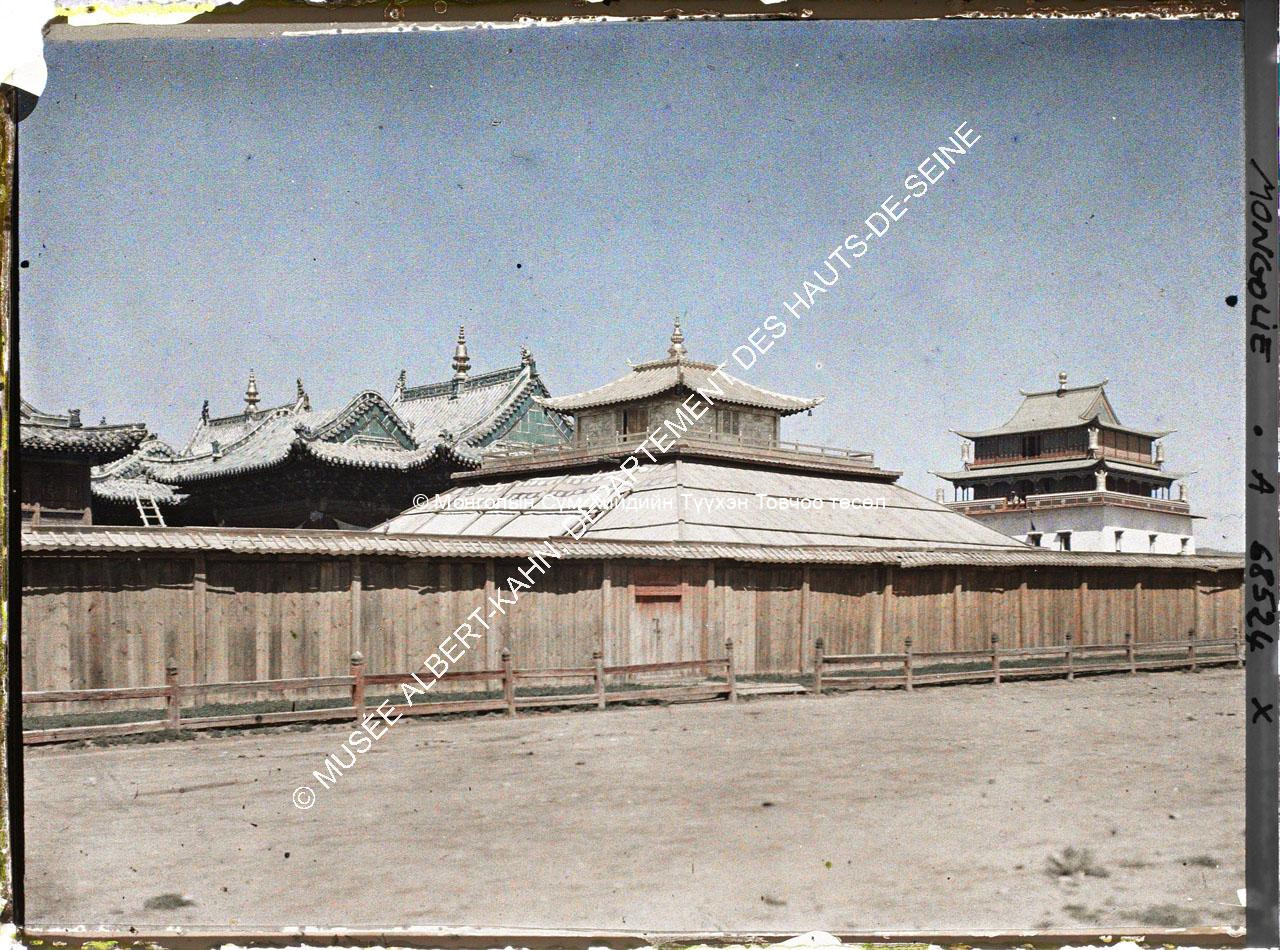 Gandantegchenlin temple, Didinpovran, the relics temples of the old courtyard, and Janraiseg temple on the background. Musée Albert-Kahn. A68524. Photo by Stéphane Passet, July 1913